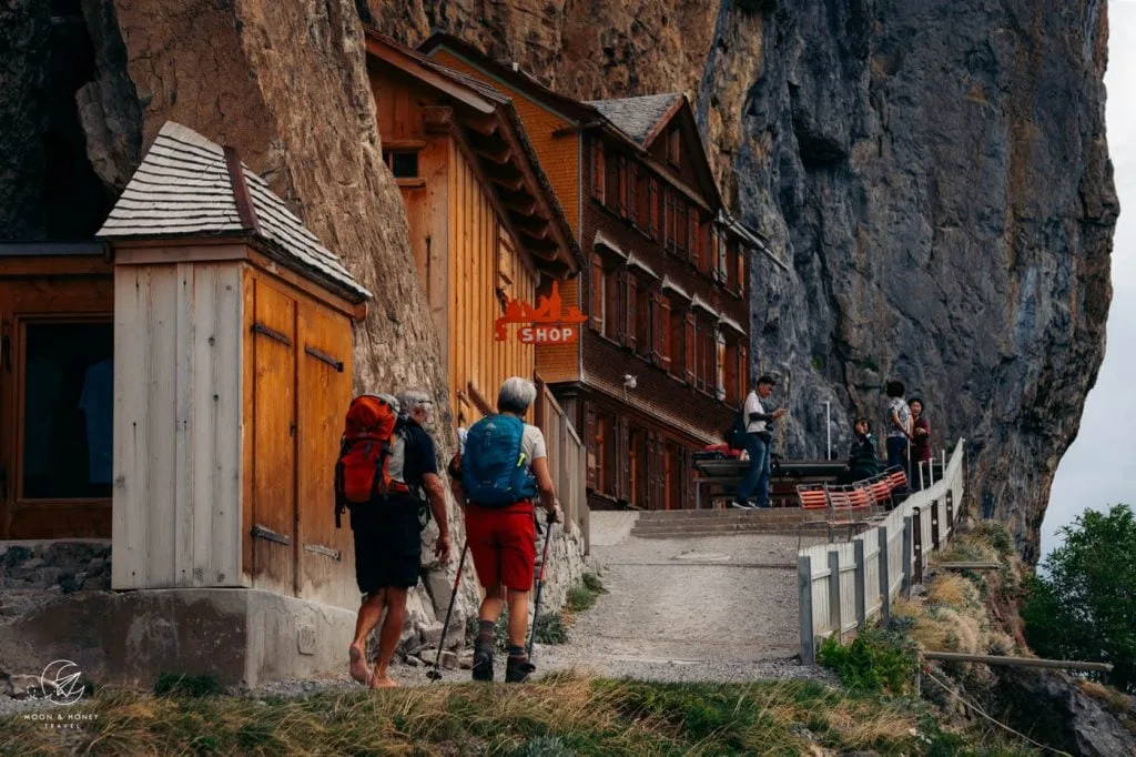 luxury-hotel-escher-cliff